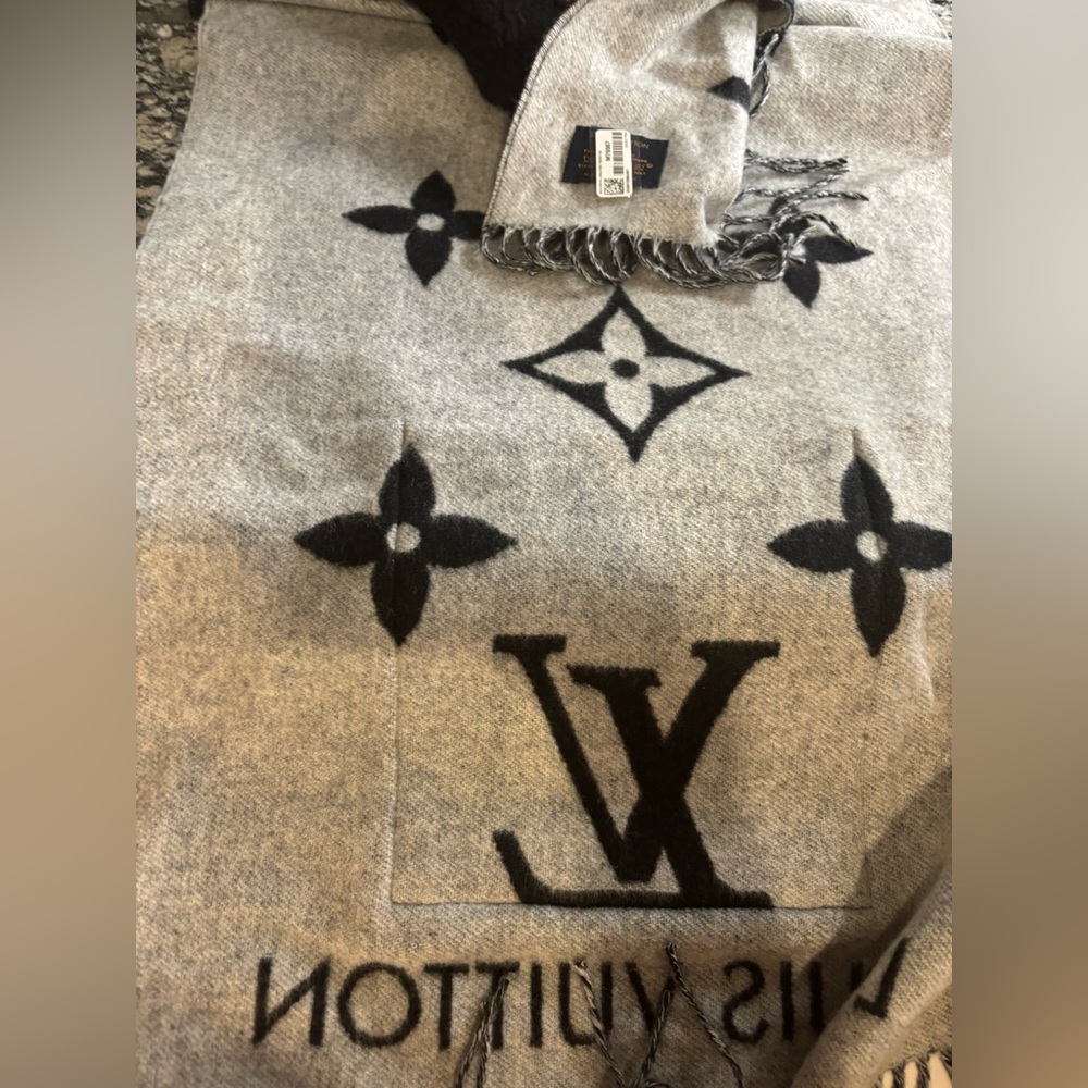 LV SCARF charcoal gray - Picture 6 of 7